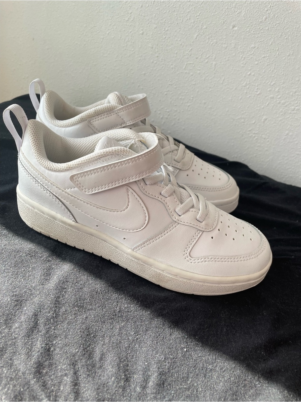 Nike Kids White Low-Top Velcro Strap Sneakers